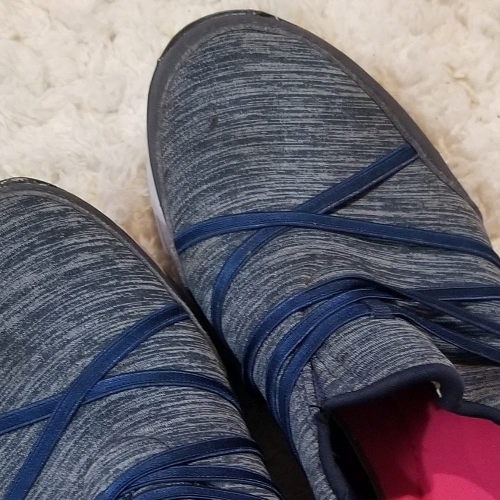Athletic shoes